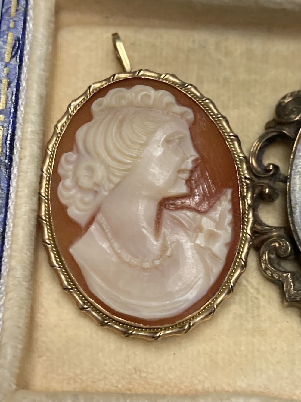 A 20th century Italian yellow metal (stamped 375) and cameo shell oval pendant brooch and a brooch